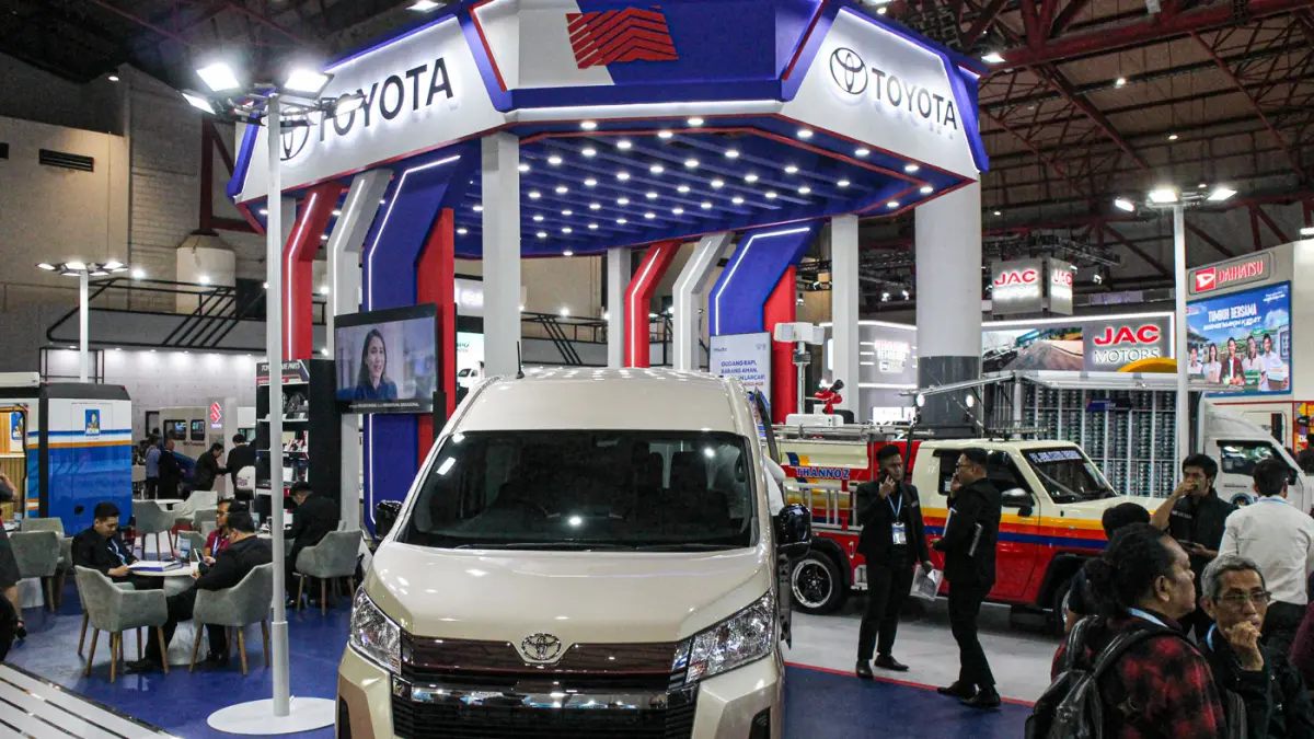 Pengunjung melihat produk di booth Toyota dalam pameran GIICOMVEC 2026 di JIExpo, Jakarta, Rabu (08/04/2026). (Hanung Hambara/Jawa Pos)