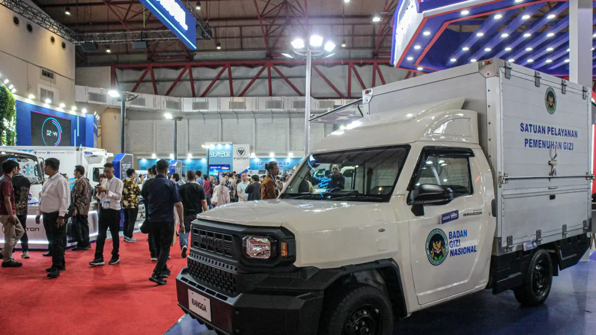 Pengunjung melihat produk di booth Toyota dalam pameran GIICOMVEC 2026 di JIExpo, Jakarta, Rabu (08/04/2026). (Hanung Hambara/Jawa Pos)