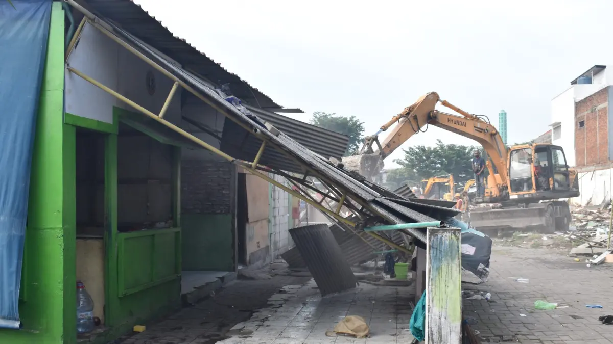 Satpol PP Bongkar Bangunan Ilegal di Pasar Simorejo Surabaya karena Langgar Aturan - Image