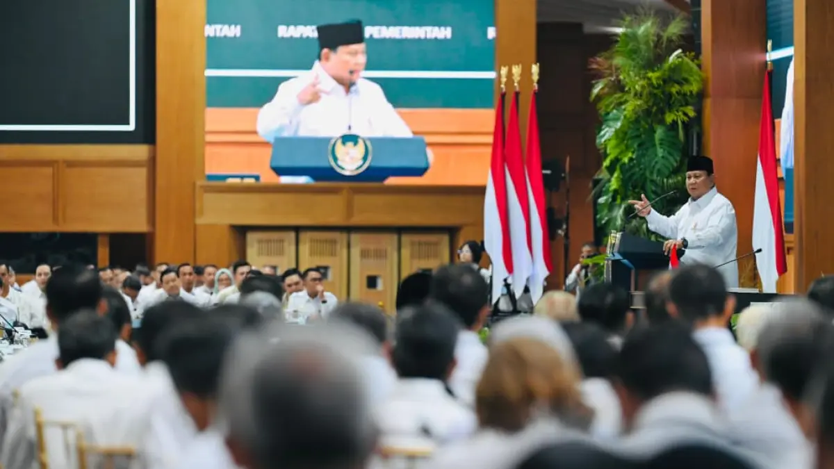 Presiden Prabowo Subianto memberi taklimat saat Rapat Kerja Pemerintah dengan Kabinet Merah Putih berserta seluruh Eselon I K/L dan Dirut BUMN di Kompleks Istana Kepresidenan, Jakarta, Rabu (8/4/2026). (Biro Pers)