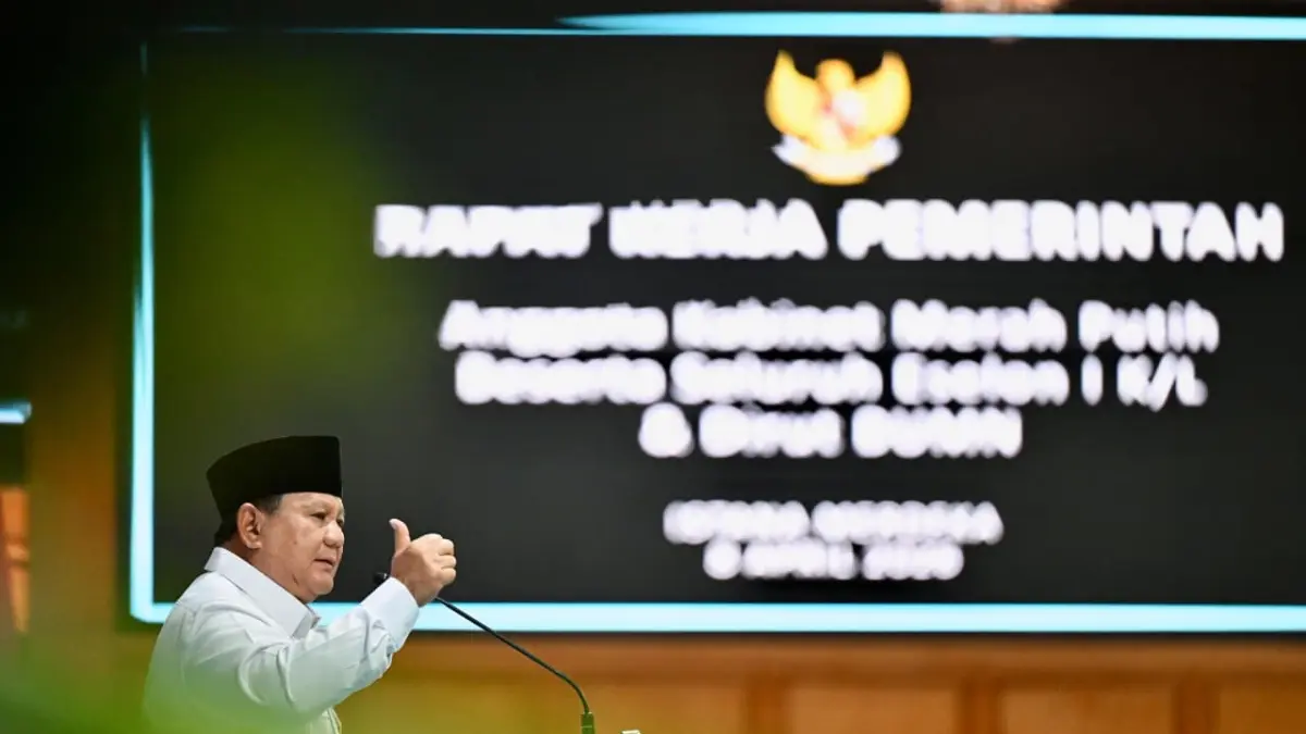 Presiden Prabowo Beri Taklimat Saat Pimpin Rapat Kerja - Image