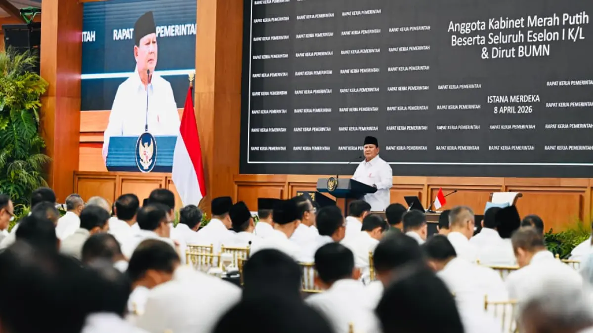 Presiden Prabowo Subianto memberi taklimat saat Rapat Kerja Pemerintah dengan Kabinet Merah Putih berserta seluruh Eselon I K/L dan Dirut BUMN di Kompleks Istana Kepresidenan, Jakarta, Rabu (8/4/2026). (Biro Pers)