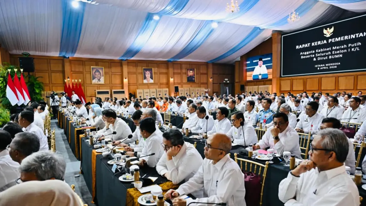 Sejumlah pejabat Eselon I K/L dan Dirut BUMN mengikuti rapat kerja pemerintah di Kompleks Istana Kepresidenan, Jakarta, Rabu (8/4/2026). (Biro Pers)