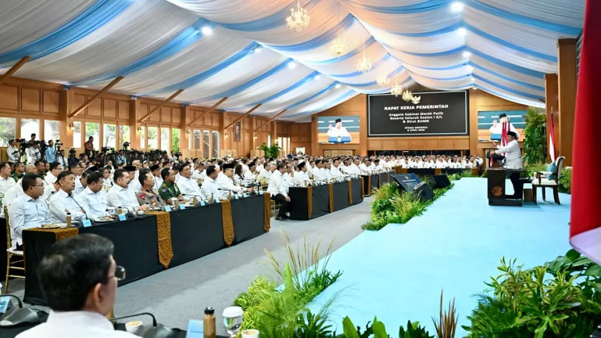 Sejumlah pejabat Eselon I K/L dan Dirut BUMN mengikuti rapat kerja pemerintah di Kompleks Istana Kepresidenan, Jakarta, Rabu (8/4/2026). (Biro Pers)