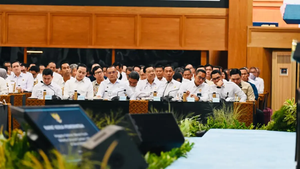 Sejumlah pejabat Eselon I K/L dan Dirut BUMN mengikuti rapat kerja pemerintah di Kompleks Istana Kepresidenan, Jakarta, Rabu (8/4/2026). (Biro Pers)
