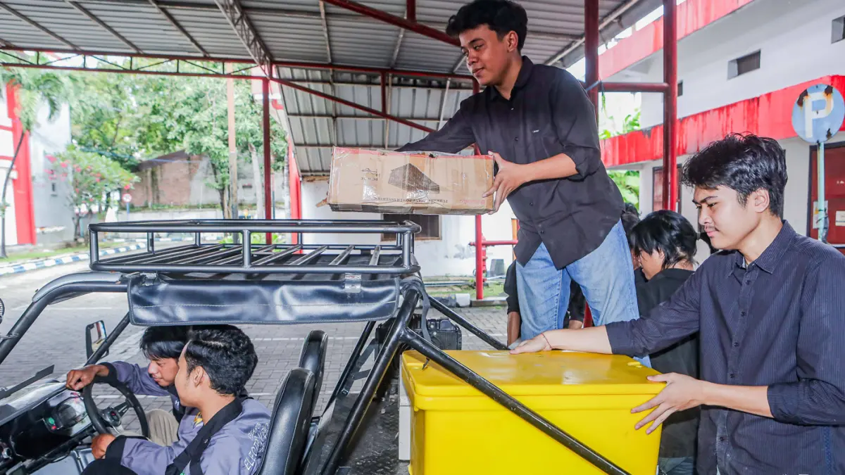 Tim dosen dan mahasiswa REV (Research Electric Vehicle) beraktivitas dengan karya E-fin Komodo di Telkom University Surabaya, Surabaya, Jawa Timur, Rabu (8/4/2026). (Riana Setiawan/Jawa Pos)