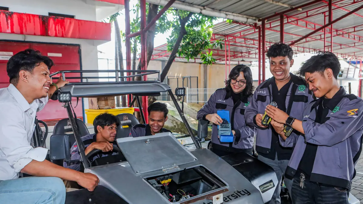 Tim dosen dan mahasiswa REV (Research Electric Vehicle) beraktivitas dengan karya E-fin Komodo di Telkom University Surabaya, Surabaya, Jawa Timur, Rabu (8/4/2026). (Riana Setiawan/Jawa Pos)