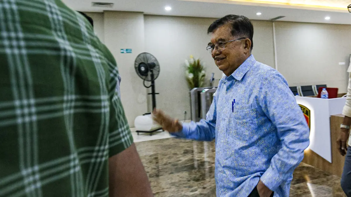 Wakil Presiden RI ke-10 dan ke-12 Jusuf Kalla (JK) memberikan keterangan pers usai menyerahkan laporan di Gedung Bareskrim Polri, Jakarta, Rabu (8/4/2026). (Salman Toyibi/Jawa Pos)