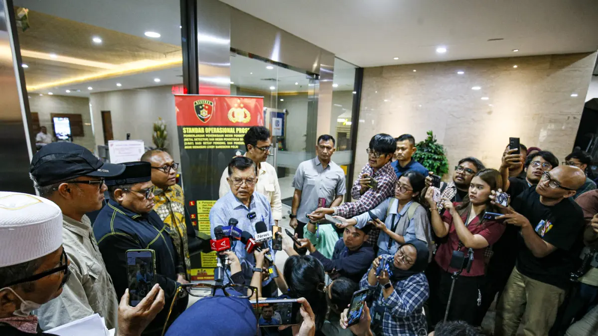 Wakil Presiden RI ke-10 dan ke-12 Jusuf Kalla (JK) memberikan keterangan pers usai menyerahkan laporan di Gedung Bareskrim Polri, Jakarta, Rabu (8/4/2026). (Salman Toyibi/Jawa Pos)