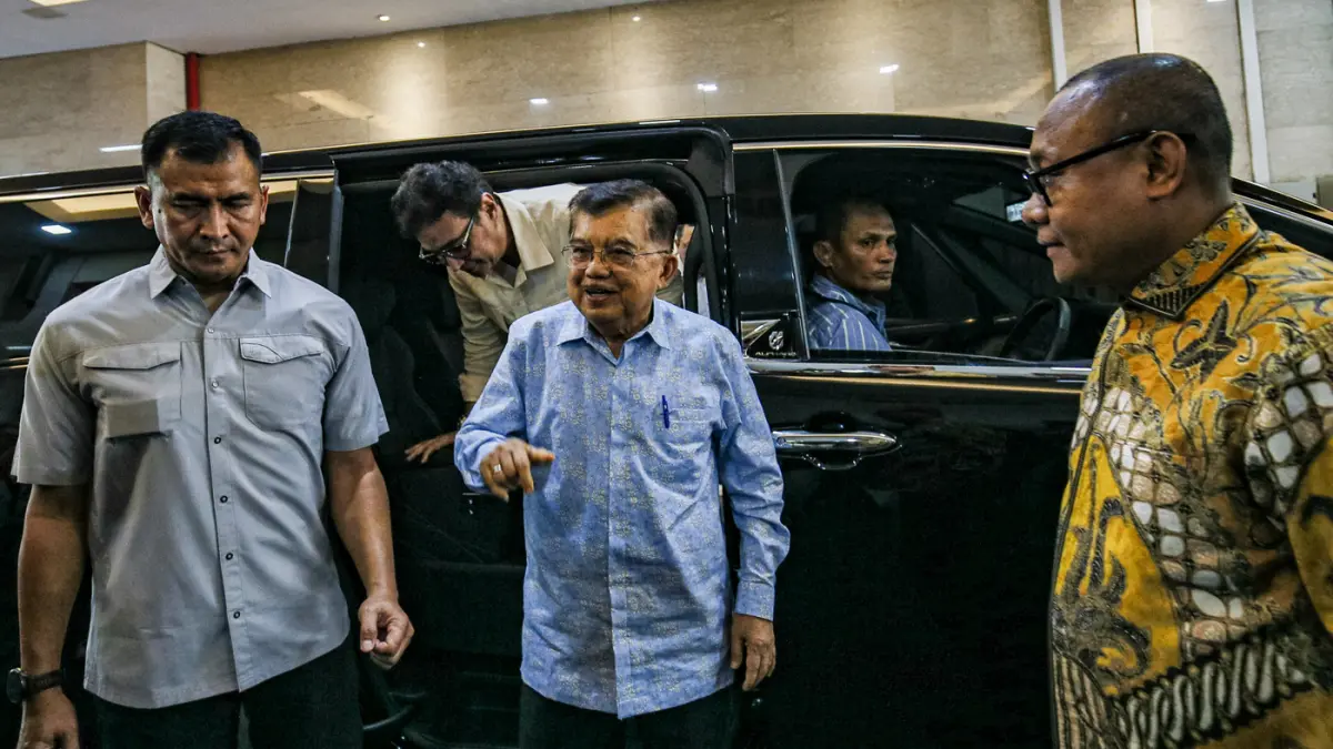 Wakil Presiden RI ke-10 dan ke-12 Jusuf Kalla (JK) memberikan keterangan pers usai menyerahkan laporan di Gedung Bareskrim Polri, Jakarta, Rabu (8/4/2026). (Salman Toyibi/Jawa Pos)