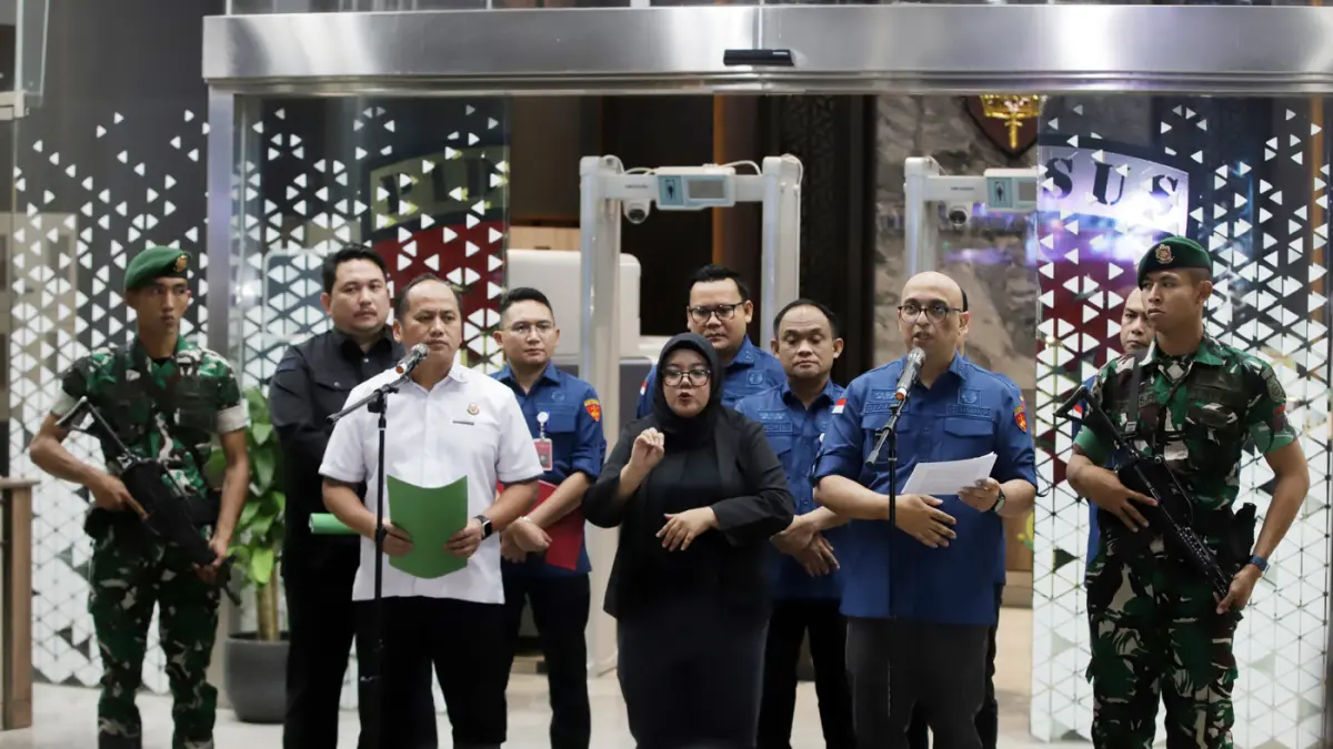 Direktur Penyidikan Jampidsus Kejagung Syarief Sulaemandi bersama Kapuspenkum Kejagung Anang Supriatna saat konferensi pers terkait kasus dugaan korupsi pengadaan minyak mentah dan produk kilang di Kejaksaan Agung, Jakarta, Kamis (9/4/2026). (Dery Ridwans