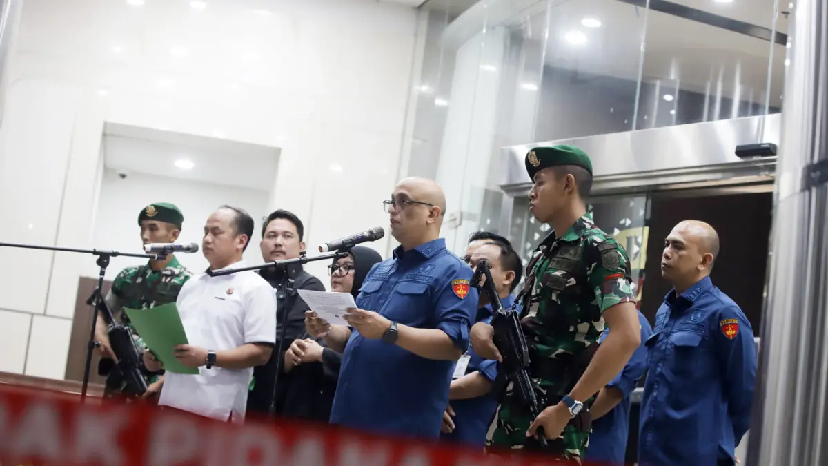 Direktur Penyidikan Jampidsus Kejagung Syarief Sulaemandi bersama Kapuspenkum Kejagung Anang Supriatna saat konferensi pers terkait kasus dugaan korupsi pengadaan minyak mentah dan produk kilang di Kejaksaan Agung, Jakarta, Kamis (9/4/2026). (Dery Ridwans