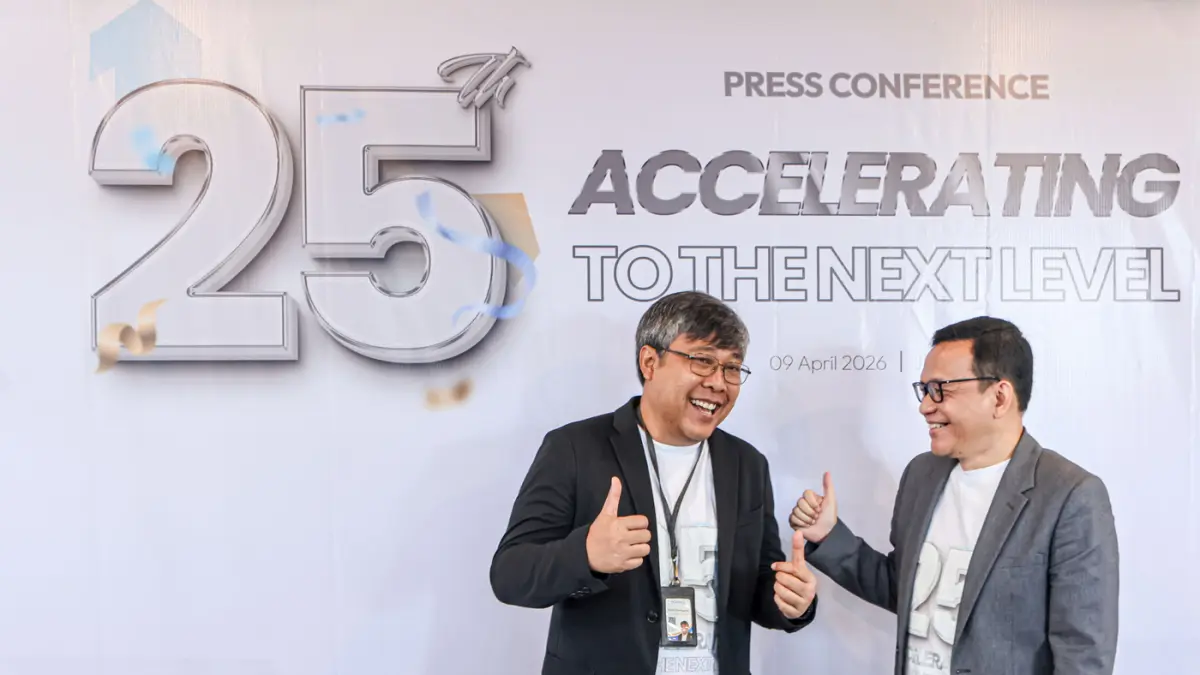 Direktur Intelix Global Crossing Group Agung Susanto (kanan) dan Direktur Utama Intelix Global Crossing Group Wayan Eka Nugraha berbincang saat acara 25 tahun perjalanan Intelix Group di Jakarta, Kamis (09/04/2026). (Hanung Hambara/Jawa Pos)