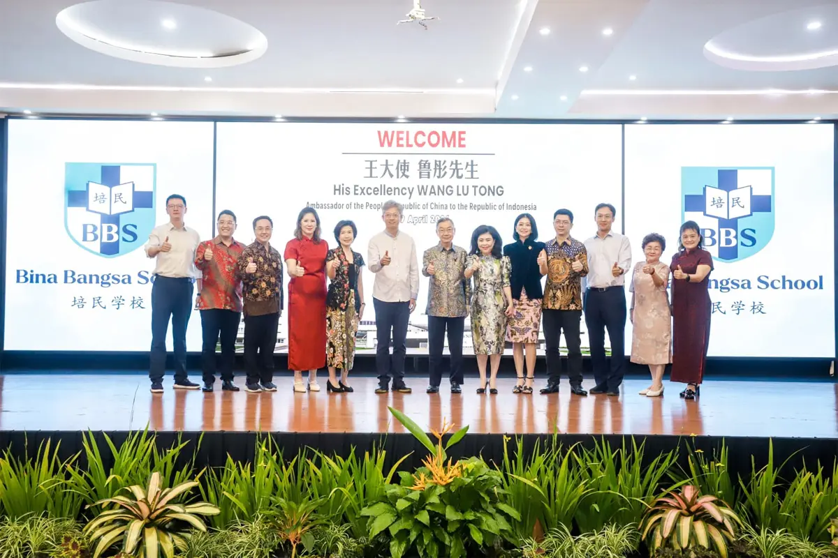 Duta Besar RRT Wang Lutong berfoto bersama Founder & President Director of Bina Bangsa School Surya Putra Subandi, pimpinan sekolah dan para guru.(Istimewa).