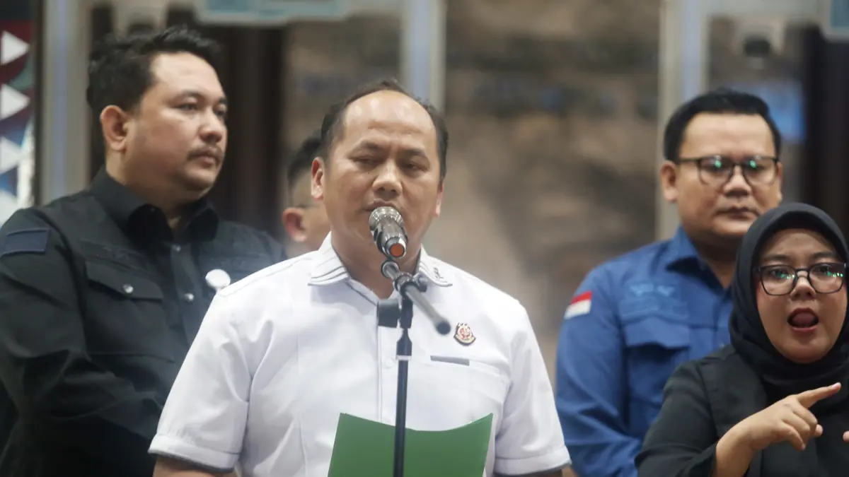Kapuspenkum Kejagung Anang Supriatn saat konferensi pers terkait kasus dugaan korupsi pengadaan minyak mentah dan produk kilang di Kejaksaan Agung, Jakarta, Kamis (9/4/2026). (Dery Ridwansah/ JawaPos.com)