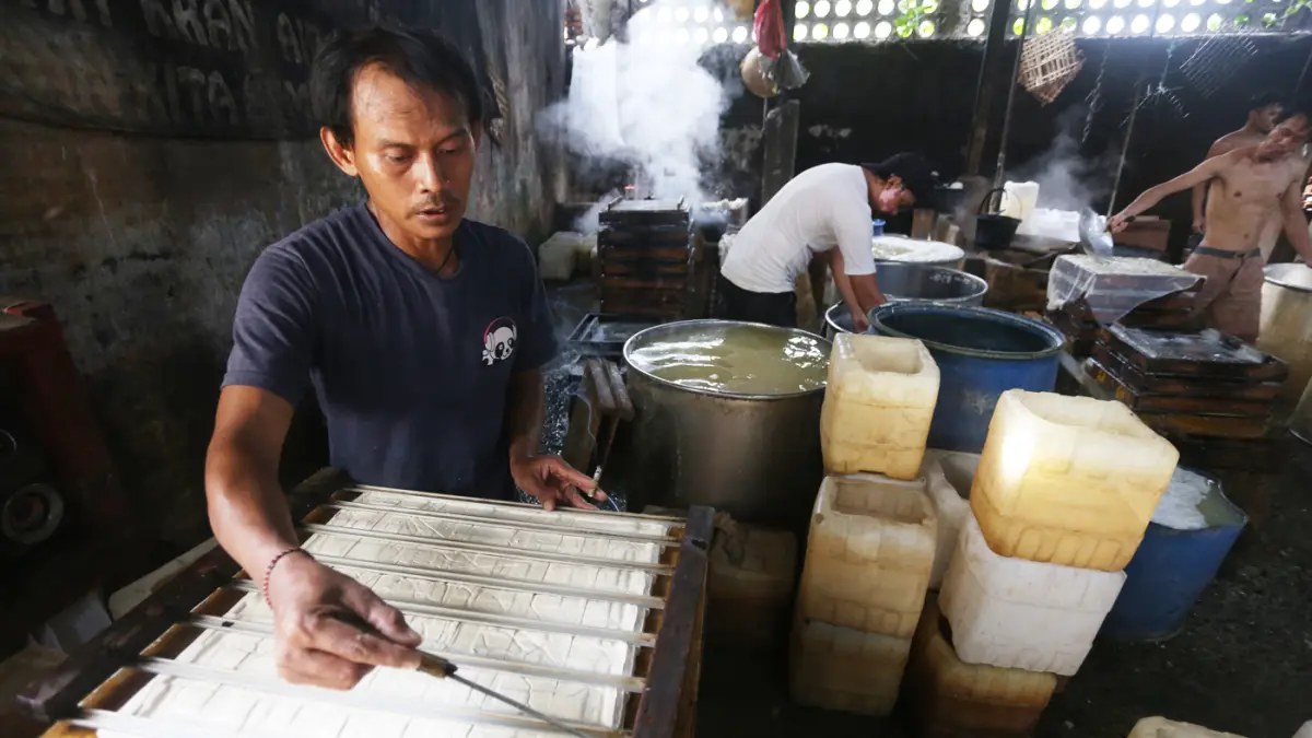 Pekerja menyelesaikan pembuatan tahu di Pabrik Tahu Home Industri, Mampang, Jakarta, Kamis (9/4/2026). (Dery Ridwansah/ JawaPos.com)