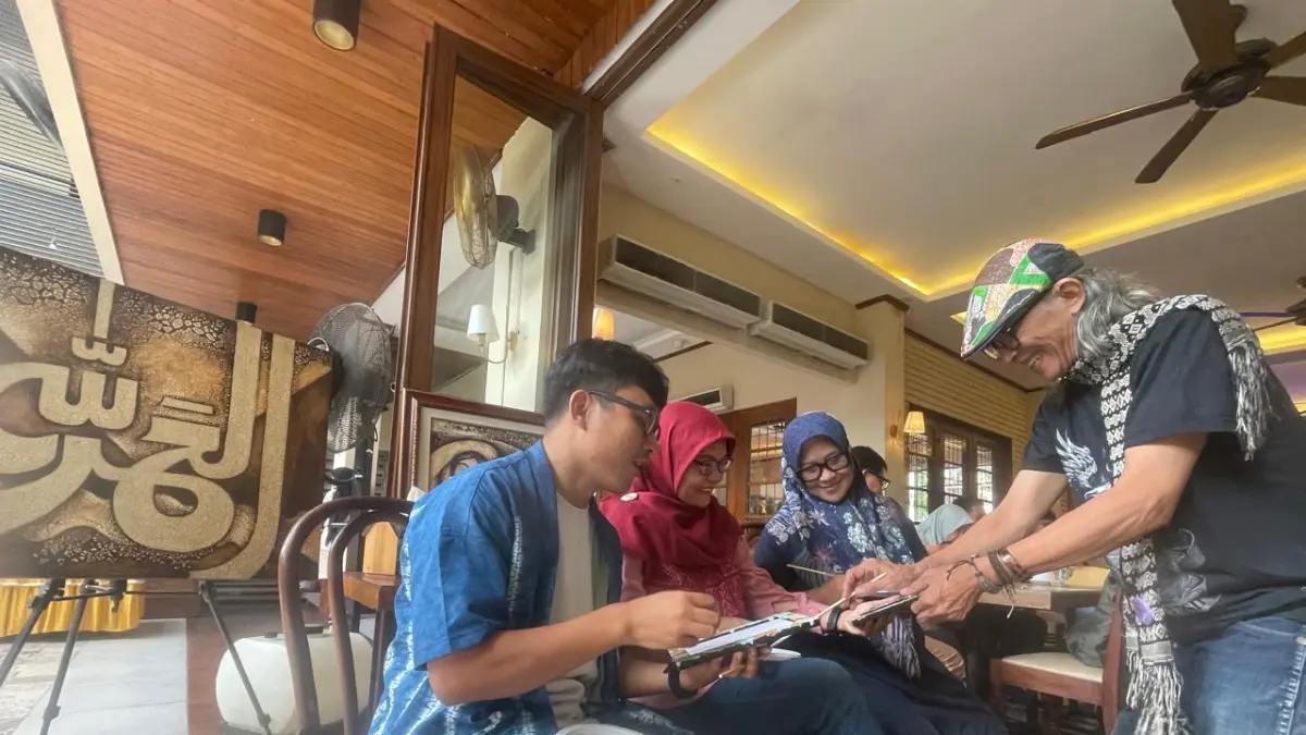 Pemilik Wayang Art, yang merupakan UMKM Kerajinan binaan Yayasan Astra - Yayasan Dharma Bhakti Astra Teguh Joko Dwiyono menjelaskan cara membuat karya seni menggunakan limbah kulit telur kepada para peserta workshop