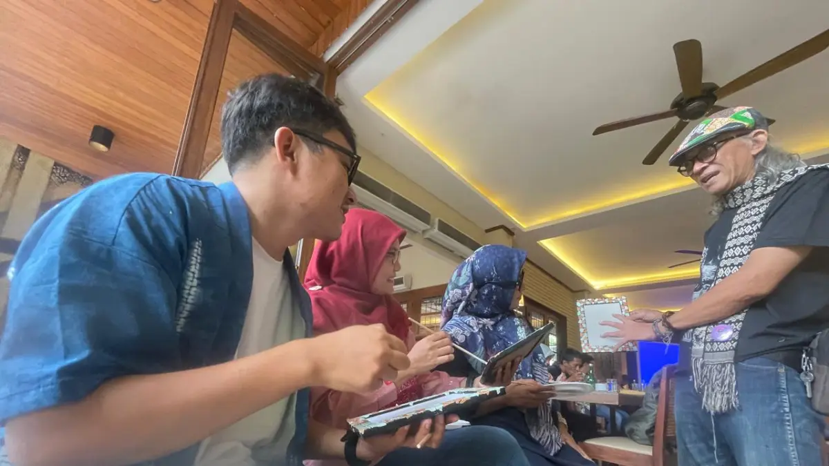 Pemilik Wayang Art, yang merupakan UMKM Kerajinan binaan Yayasan Astra - Yayasan Dharma Bhakti Astra Teguh Joko Dwiyono menjelaskan cara membuat karya seni menggunakan limbah kulit telur kepada para peserta workshop