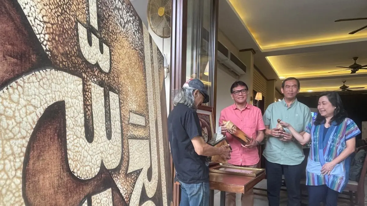 Pemilik Wayang Art, yang merupakan UMKM Kerajinan binaan Yayasan Astra - Yayasan Dharma Bhakti Astra Teguh Joko Dwiyono menjelaskan lukisan hasil karyanya yang terbuat dari limbah kulit telur.