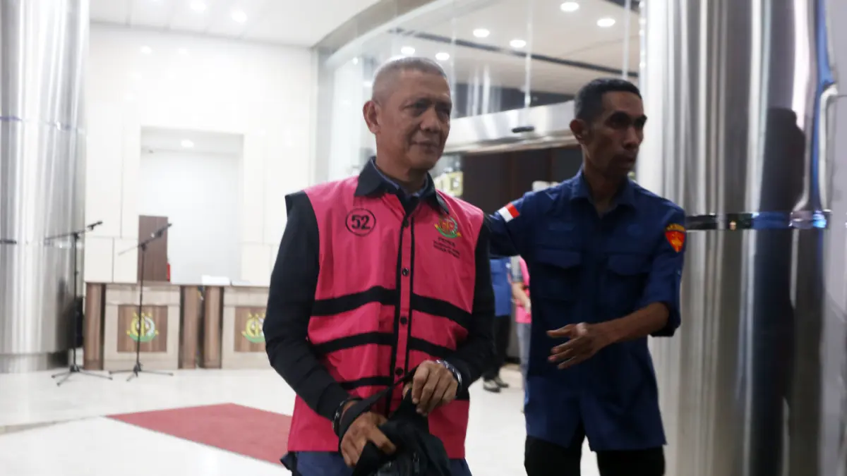 Kejagung Tahan Tersangka Kasus Dugaan Korupsi Minyak Mentah   - Image