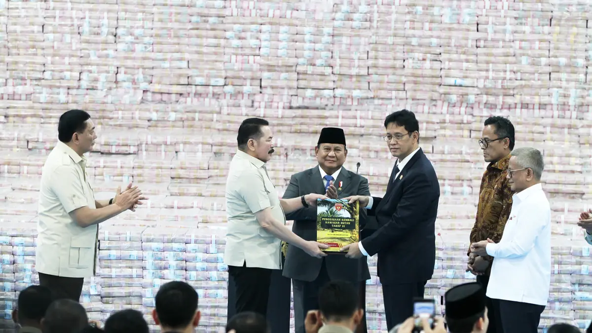 Presiden Prabowo Subianto menyaksikan langsung penyerahan uang senilai Rp 11,4 triliun yang merupakan hasil denda administratif dan penyelamatan keuangan negara oleh Kejaksaan Agung (Kejagung), Jumat (10/4/2026). (Dery Ridwansah/ JawaPos.com)