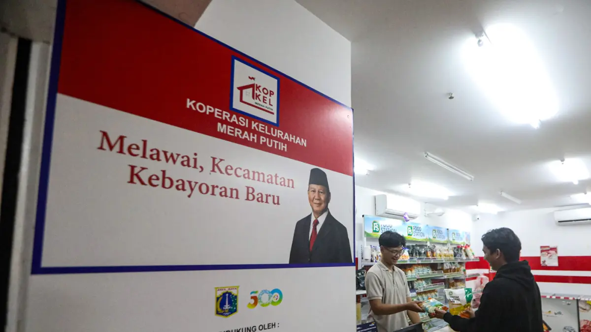 Warga berbelanja di salah satu Koperasi Desa/Kelurahan Merah Putih (KDKMP) Melawai di Jakarta, Selasa (7/4/2026). (Salman Toyibi/Jawa Pos)