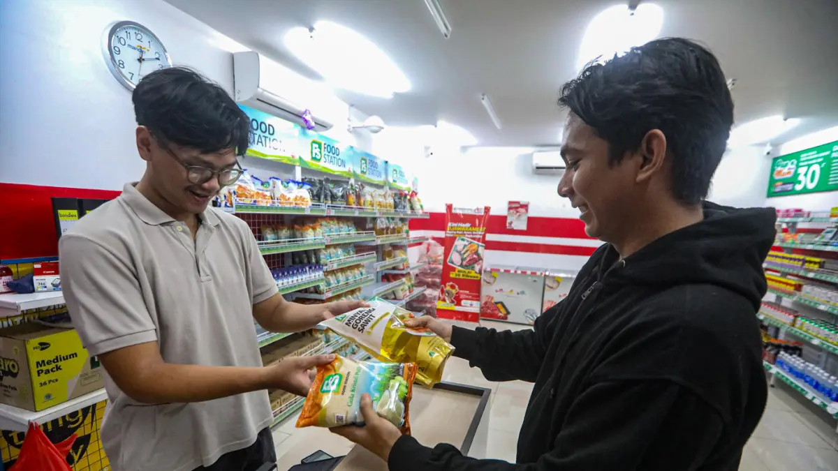 Warga berbelanja di salah satu Koperasi Desa/Kelurahan Merah Putih (KDKMP) Melawai di Jakarta, Selasa (7/4/2026). (Salman Toyibi/Jawa Pos)