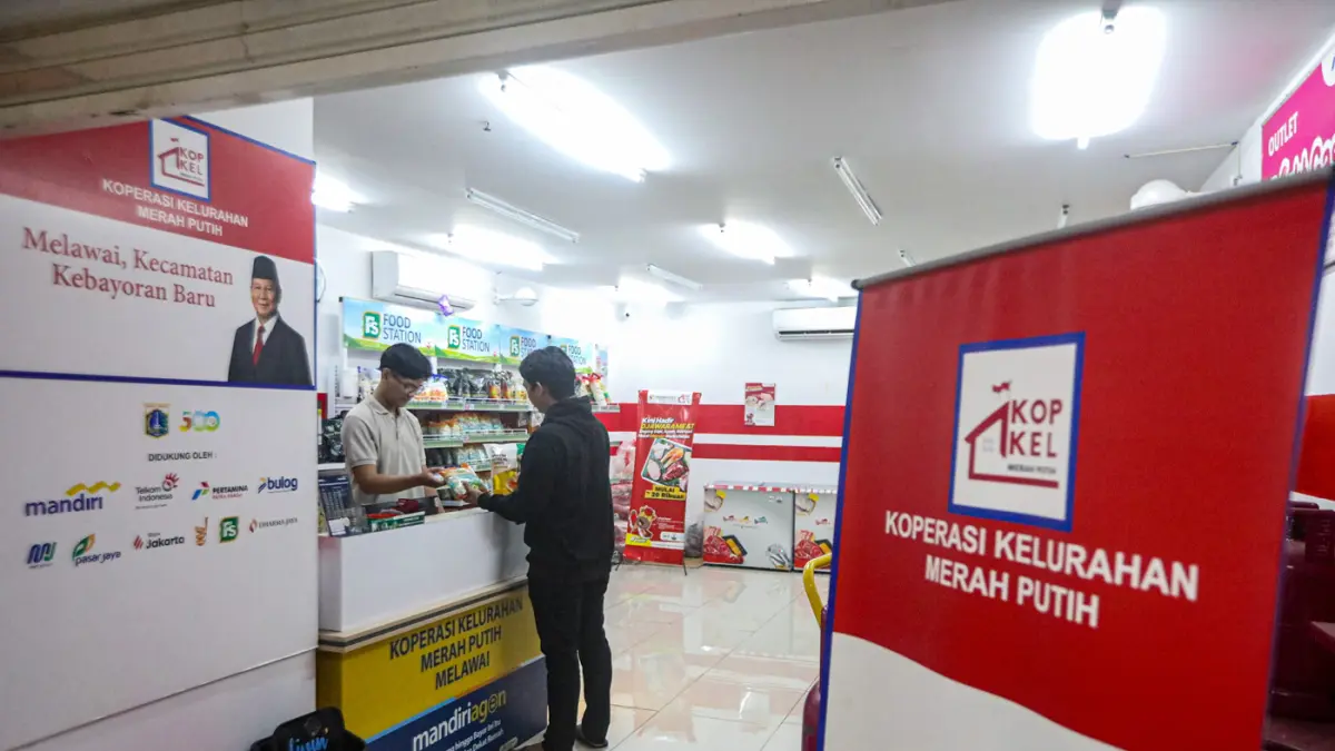 Warga berbelanja di salah satu Koperasi Desa/Kelurahan Merah Putih (KDKMP) Melawai di Jakarta, Selasa (7/4/2026). (Salman Toyibi/Jawa Pos)