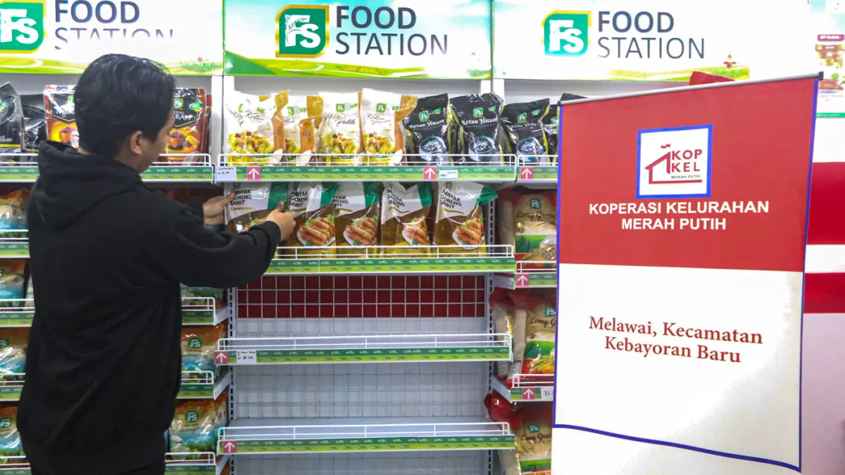 Warga berbelanja di salah satu Koperasi Desa/Kelurahan Merah Putih (KDKMP) Melawai di Jakarta, Selasa (7/4/2026). (Salman Toyibi/Jawa Pos)