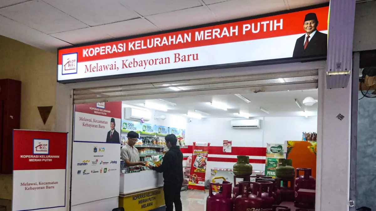 Warga berbelanja di salah satu Koperasi Desa/Kelurahan Merah Putih (KDKMP) Melawai di Jakarta, Selasa (7/4/2026). (Salman Toyibi/Jawa Pos)