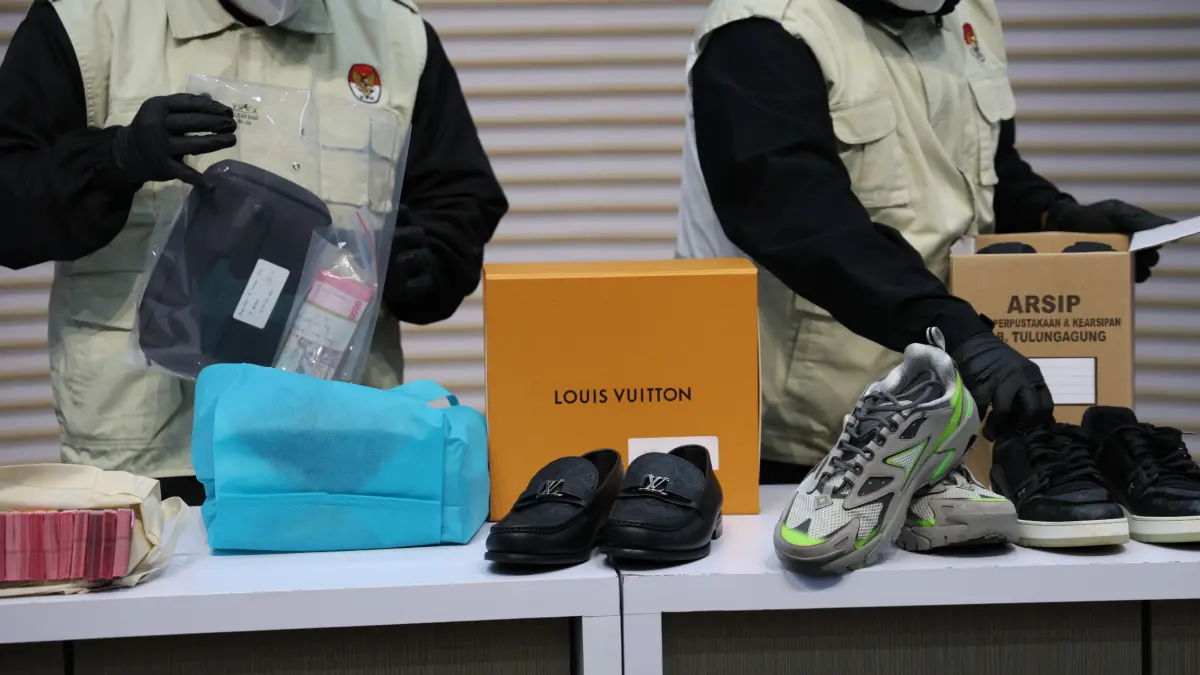 Petugas menunjukan barang bukti terkait dengan OTT Bupati Tulungagung Gatut Sunu Wibowo di Gedung Merah Putih, KPK, Sabtu malam, (11/4/2026). (Dery Ridwansah/ JawaPos.com)
