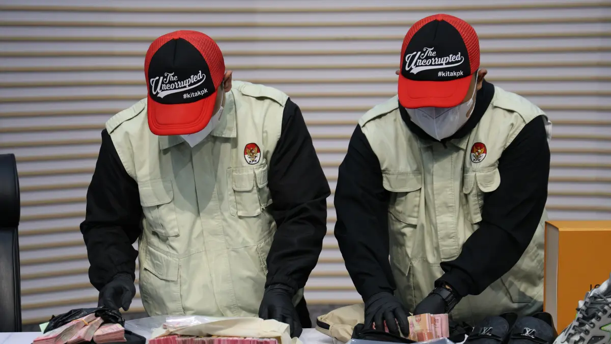 Petugas menunjukan barang bukti terkait dengan OTT Bupati Tulungagung Gatut Sunu Wibowo di Gedung Merah Putih, KPK, Sabtu malam, (11/4/2026). (Dery Ridwansah/ JawaPos.com)