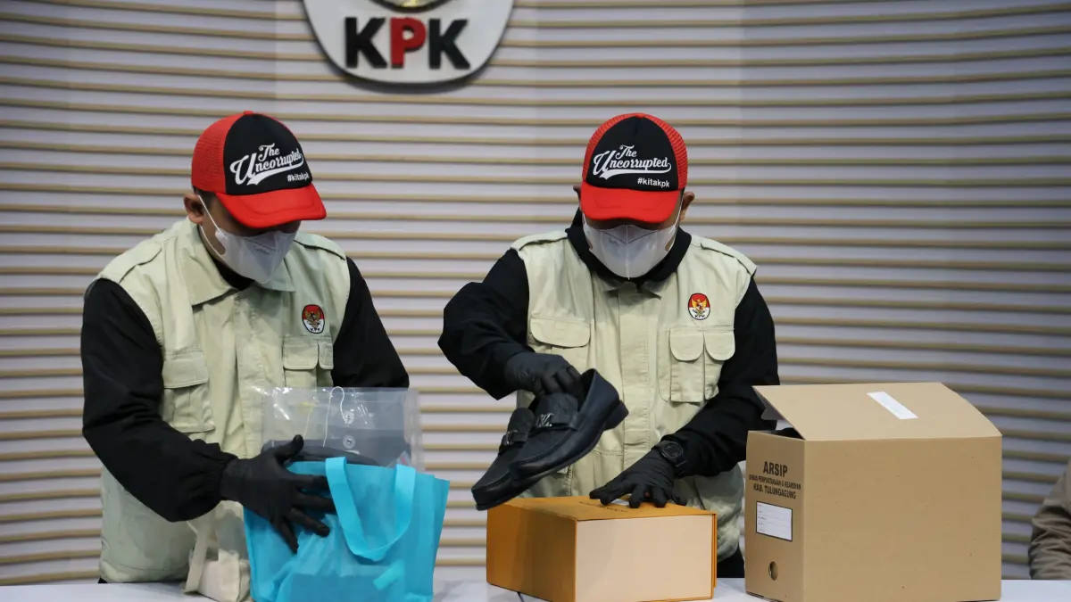 Petugas menunjukan barang bukti terkait dengan OTT Bupati Tulungagung Gatut Sunu Wibowo di Gedung Merah Putih, KPK, Sabtu malam, (11/4/2026). (Dery Ridwansah/ JawaPos.com)