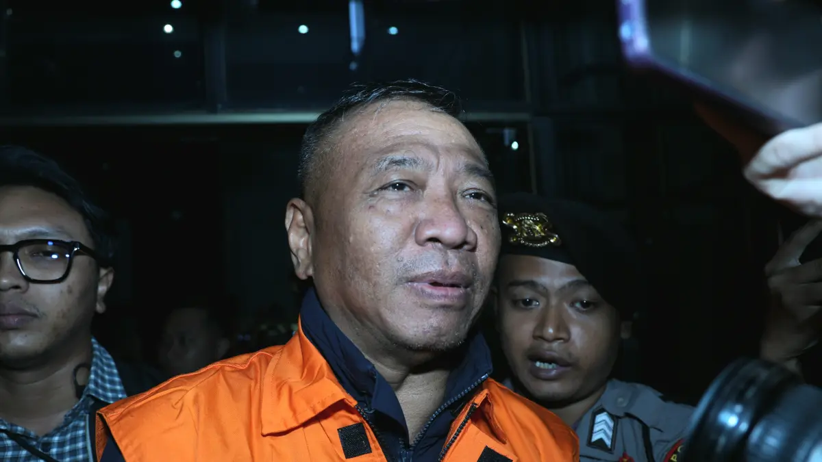Bupati Tulungagung Gatut Sunu Wibowo mengenakan rompo tahanan usai terjaring OTT KPK, Jakarta, Minggu (12/4/2026). (Dery Ridwansah/ JawaPos.com)