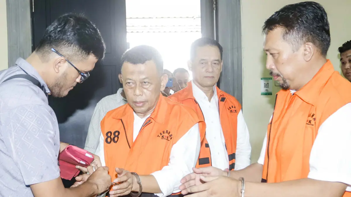Bupati Ponorogo non aktif Sugiri Sancoko mengikuti sidang Dugaan Suap Pengurusan Jabatan di Kabupaten Ponorogo di Pengadilan Tipikor Surabaya, Jumat (10/4/2026). (Alfian Rizal/Jawa Pos)