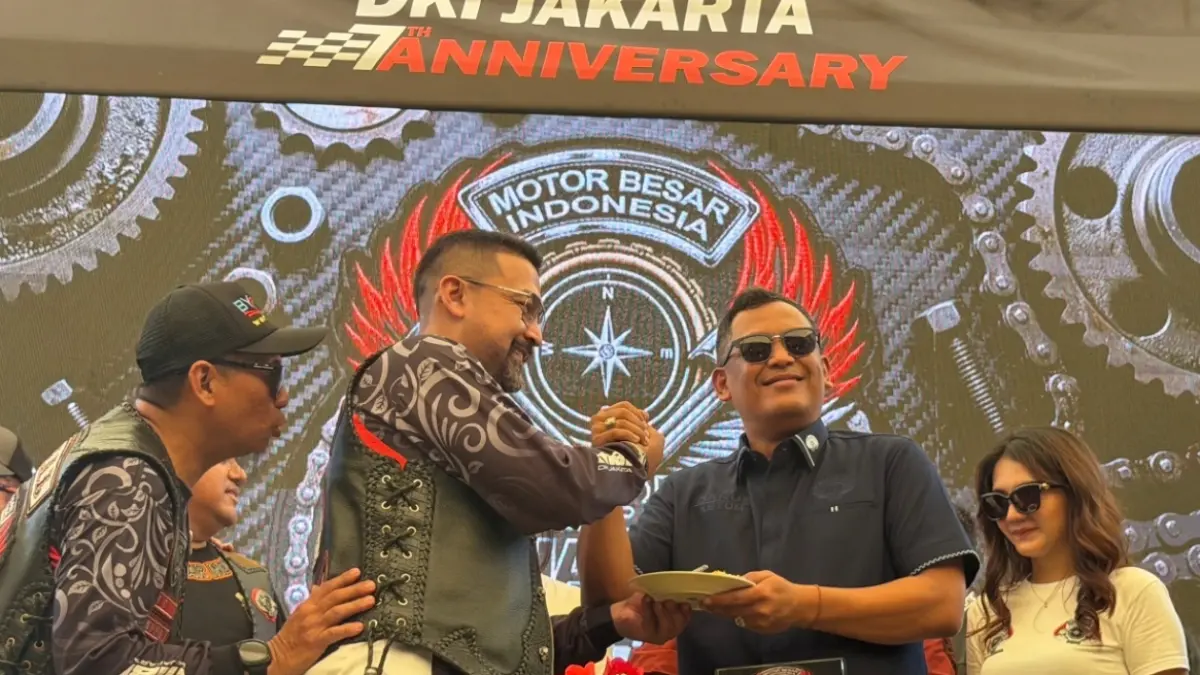 Ketua MBI DKI Jakarta Alwi Ciano (kiri) memberikan potongan tumpeng kepada Ketua Umum MBI Darus Jayalana pada acara ulang tahun MBI DKI ke-7 di The Terrace, Minggu (12/4).
