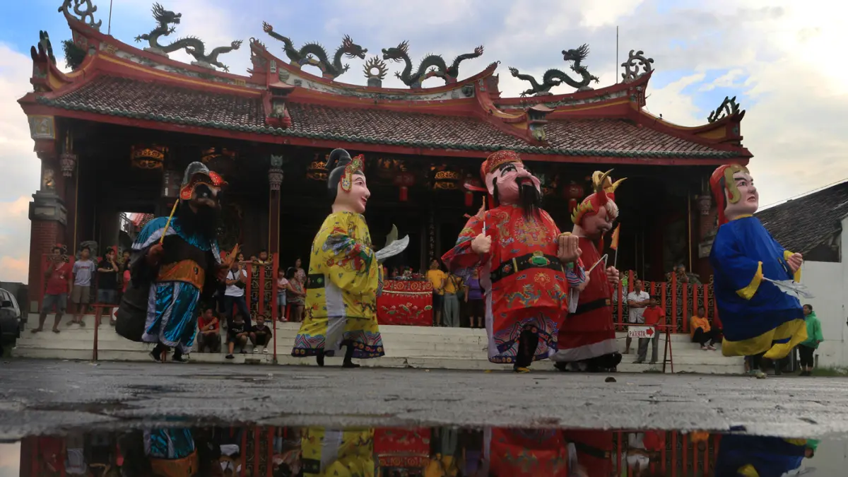 kirab budaya di kawasan Pecinan Semarang, Jawa Tengah, Minggu (12/4/2026). (Nur Chamim/Jawa Pos Radar Semarang)