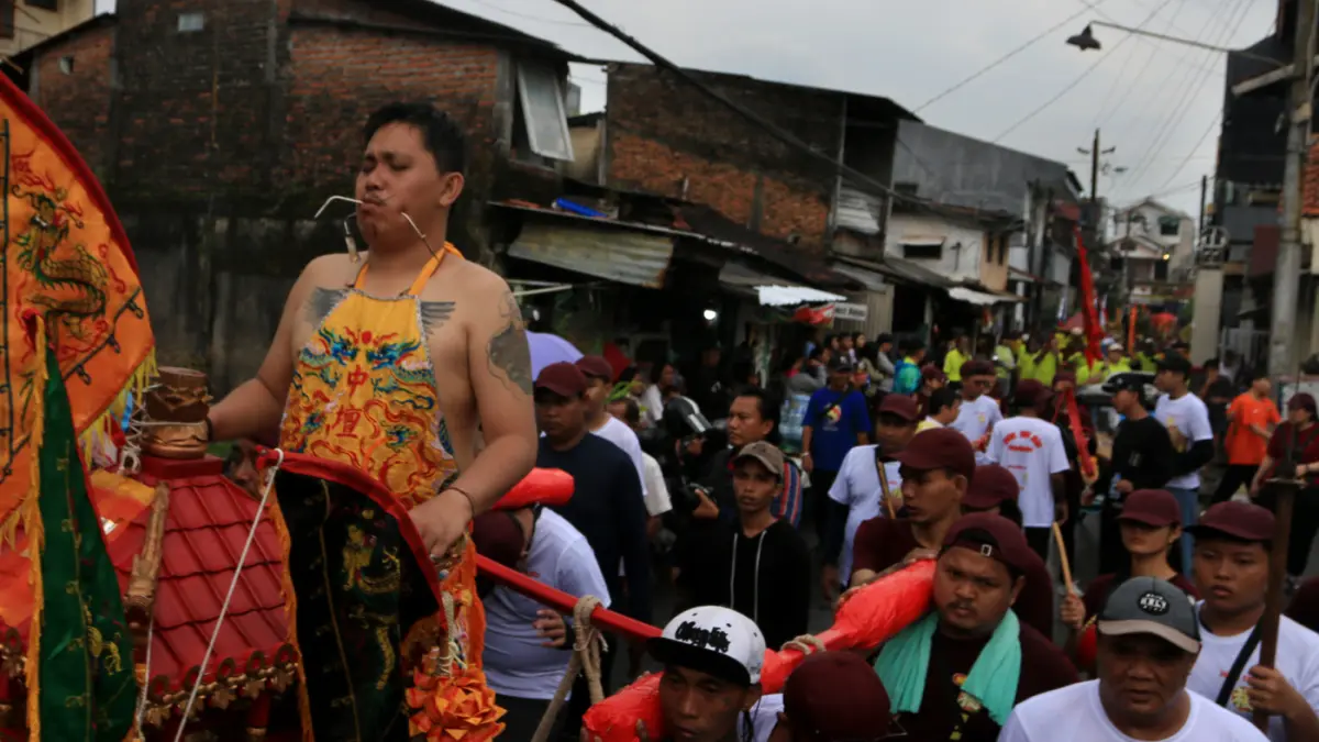 kirab budaya di kawasan Pecinan Semarang, Jawa Tengah, Minggu (12/4/2026). (Nur Chamim/Jawa Pos Radar Semarang)