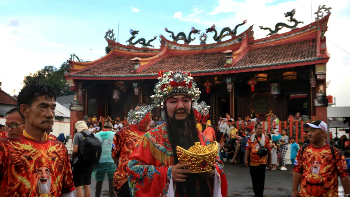 kirab budaya di kawasan Pecinan Semarang, Jawa Tengah, Minggu (12/4/2026). (Nur Chamim/Jawa Pos Radar Semarang)