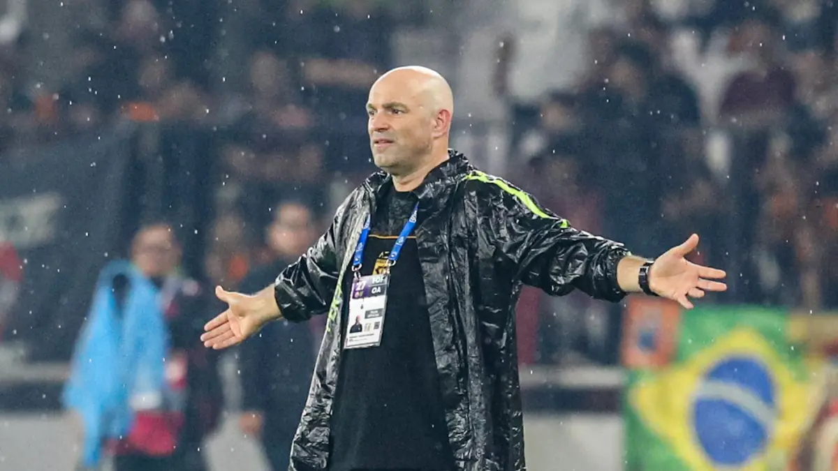 Pelatih baru Persebaya Surabaya Fernando Jose Bernardo Tavares memberikan instruksi pada pertandingan Persija Jakarta melawan Persebaya, BRI Super League di Stadion Utama Gelora Bung Karno, Jakarta, Sabtu (11/4/2026). (Salman Toyibi/Jawa Pos)