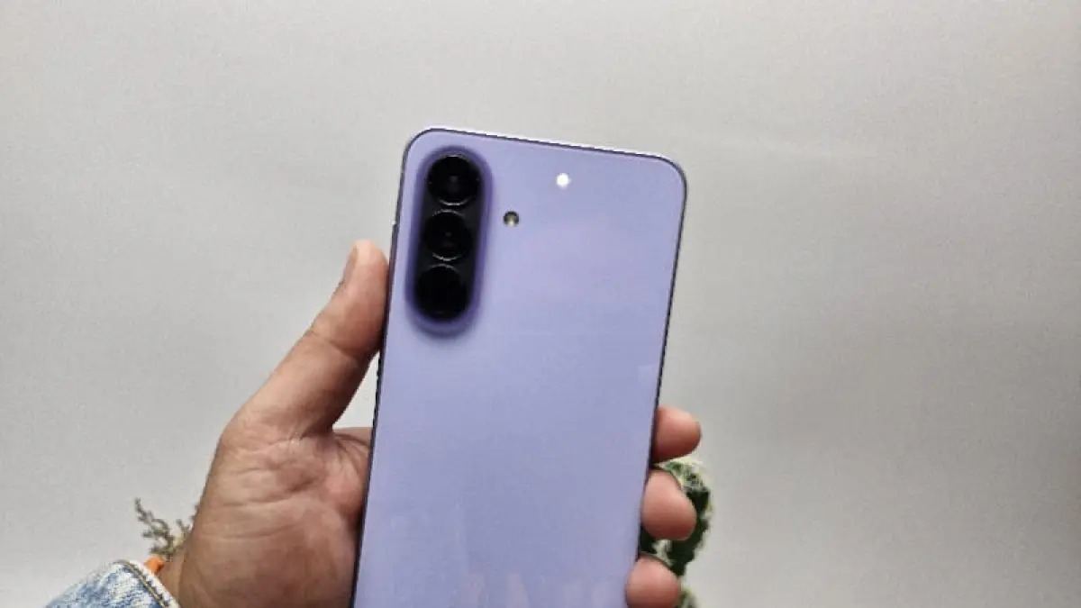 Perangkat Samsung Galaxy A57 5G. (Rian Alfianto/JawaPos.com)