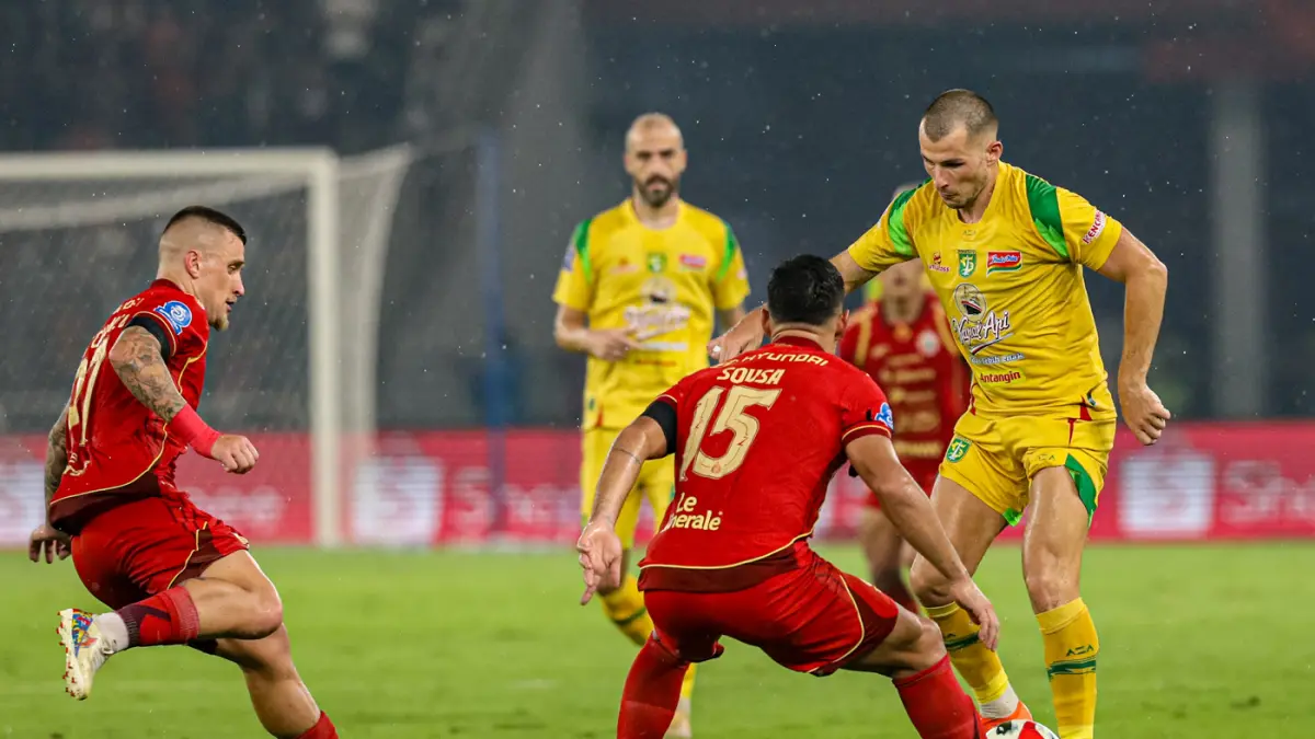 Pesepak bola Persebaya Surabaya berusaha melewati pemain Persija Jakarta pada pertandingan BRI Super League di Stadion Utama Gelora Bung Karno, Jakarta, Sabtu (11/4/2026). (Salman Toyibi/Jawa Pos)