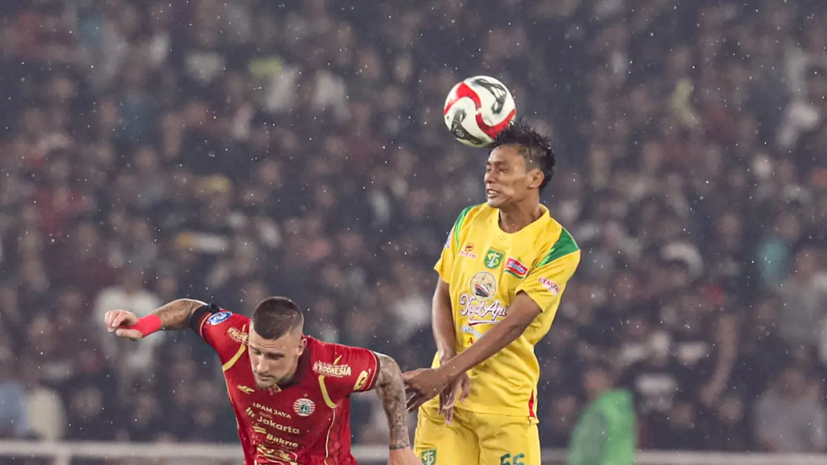 Pesepak bola Persebaya Surabaya berusaha melewati pemain Persija Jakarta pada pertandingan BRI Super League di Stadion Utama Gelora Bung Karno, Jakarta, Sabtu (11/4/2026). (Salman Toyibi/Jawa Pos)