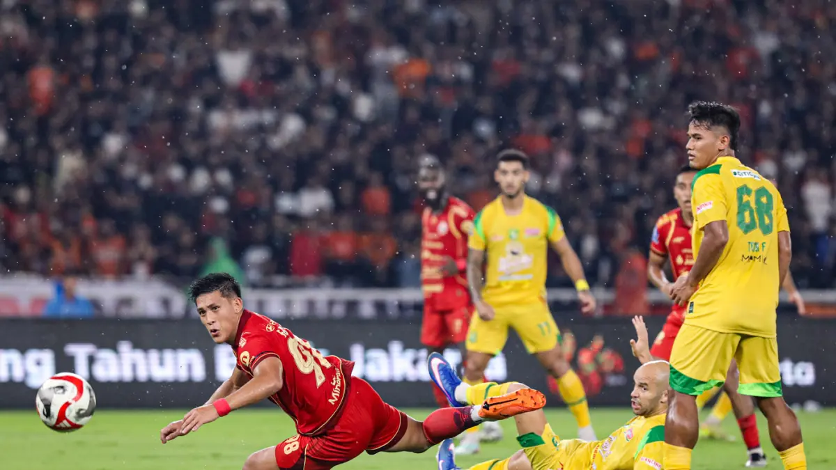 Pesepak bola Persebaya Surabaya berusaha melewati pemain Persija Jakarta pada pertandingan BRI Super League di Stadion Utama Gelora Bung Karno, Jakarta, Sabtu (11/4/2026). (Salman Toyibi/Jawa Pos)