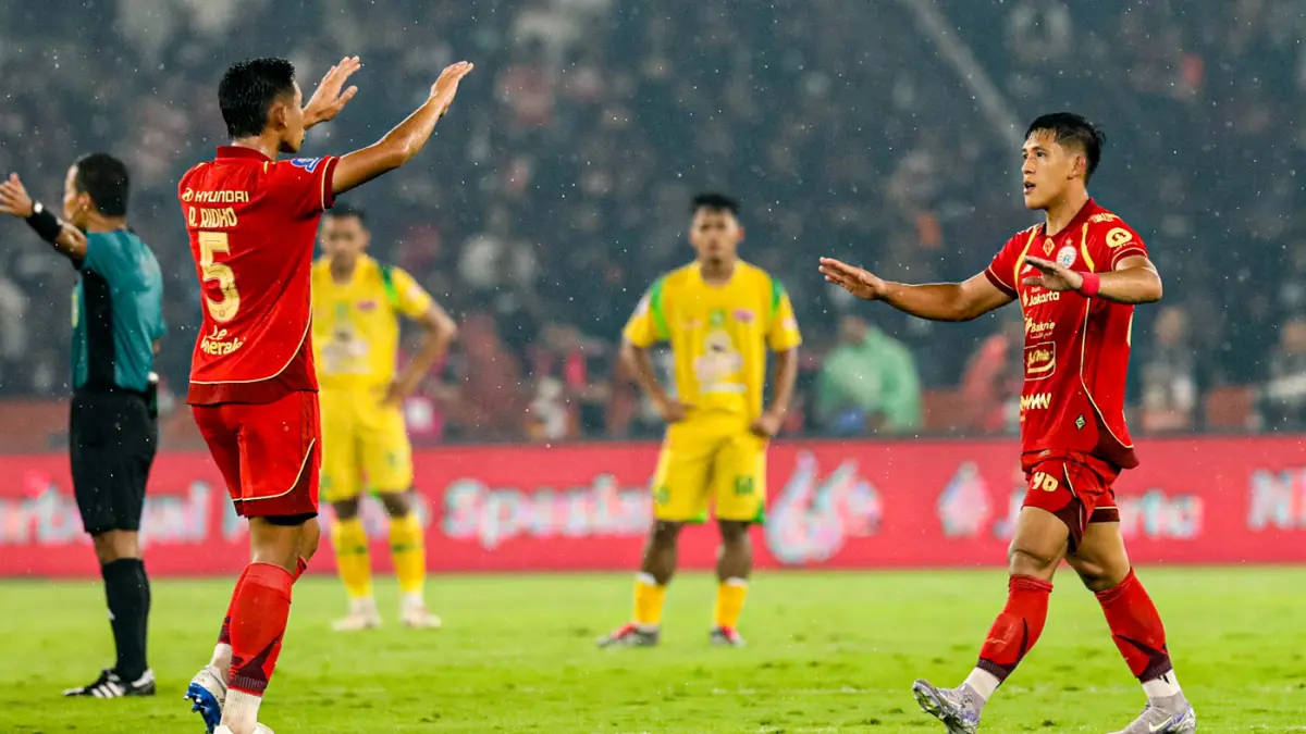 Pesepak bola Persija Jakarta Eksel Runtukahu melakukan selebrasi usai mencetak gol ke gawang Persebaya pada pertandingan BRI Super League di Stadion Utama Gelora Bung Karno, Jakarta, Sabtu (11/4/2026). (Salman Toyibi/Jawa Pos)