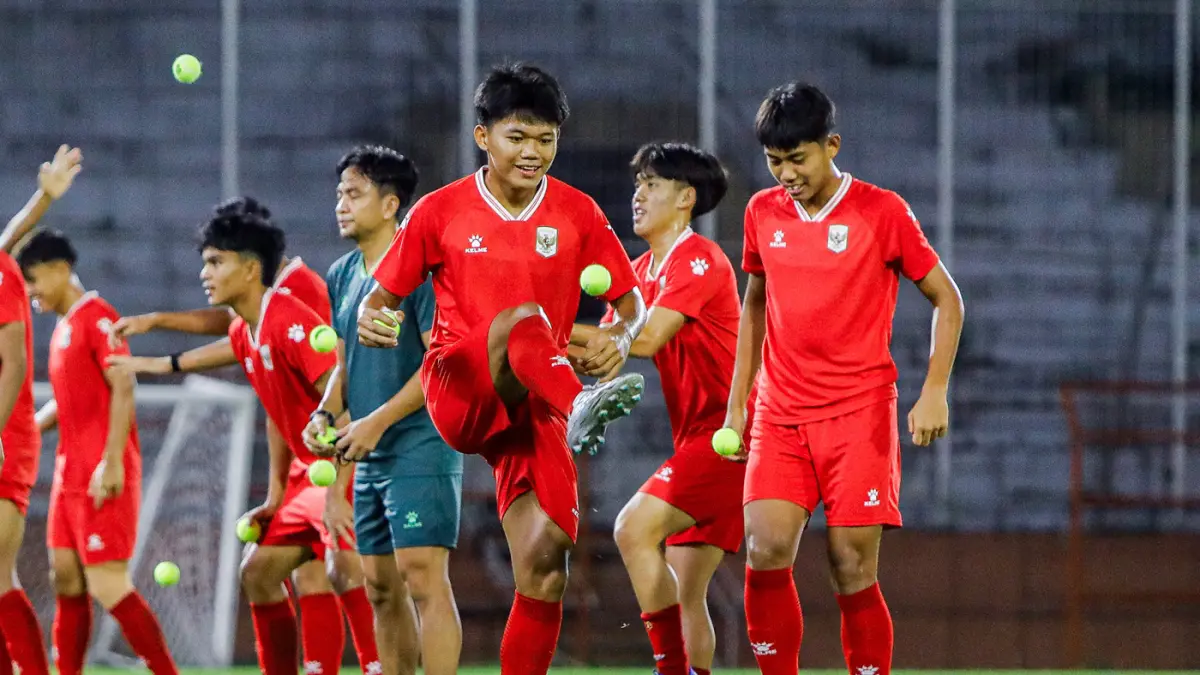 Sejumlah pemain Timnas Indonesia U-17 mengikuti latihan menjelang laga ASEAN U-17 Boys Championship di Lapangan Stadion Gelora 10 November, Surabaya, Jawa Timur, Minggu (12/4/2026). (Riana Setiawan / Jawa Pos)