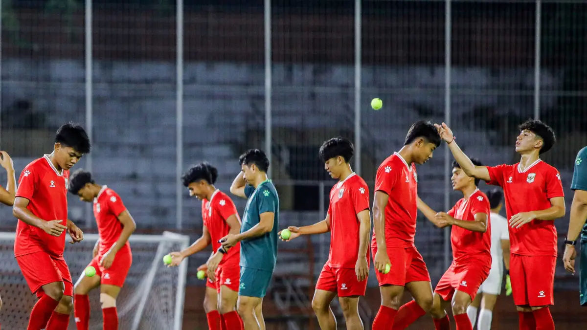 Sejumlah pemain Timnas Indonesia U-17 mengikuti latihan menjelang laga ASEAN U-17 Boys Championship di Lapangan Stadion Gelora 10 November, Surabaya, Jawa Timur, Minggu (12/4/2026). (Riana Setiawan / Jawa Pos)