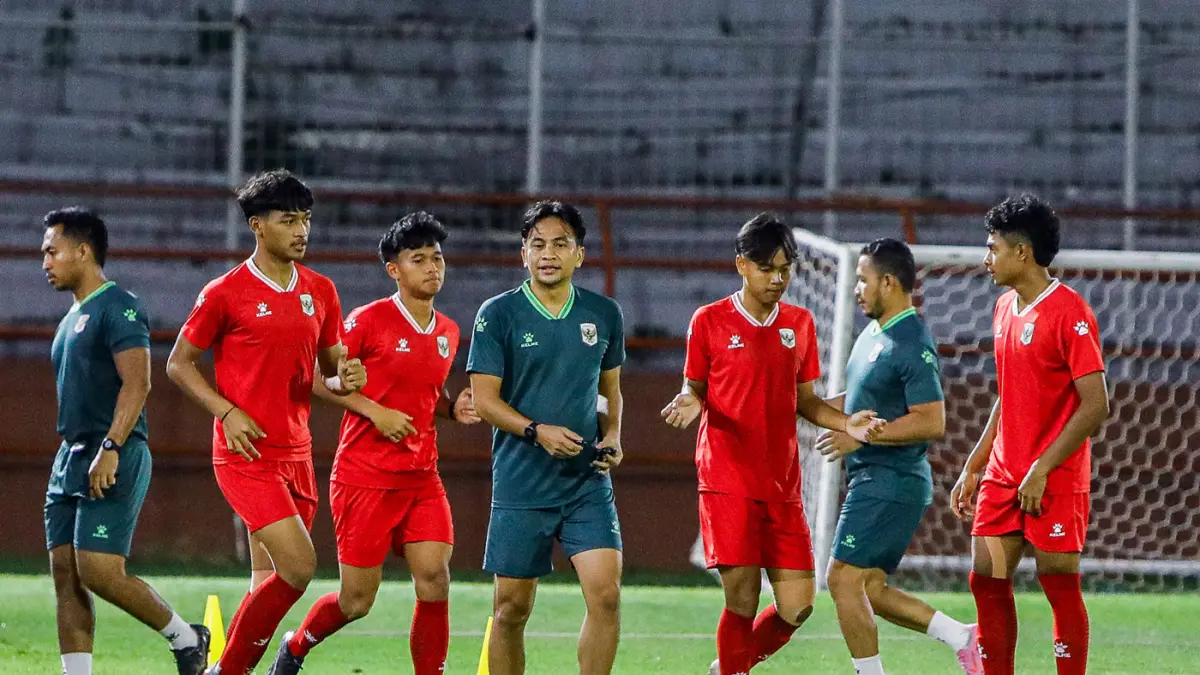 Sejumlah pemain Timnas Indonesia U-17 mengikuti latihan menjelang laga ASEAN U-17 Boys Championship di Lapangan Stadion Gelora 10 November, Surabaya, Jawa Timur, Minggu (12/4/2026). (Riana Setiawan / Jawa Pos)