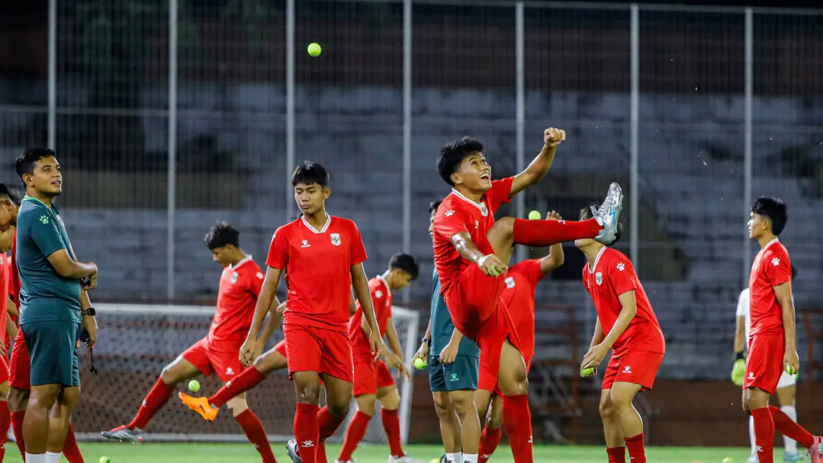 Sejumlah pemain Timnas Indonesia U-17 mengikuti latihan menjelang laga ASEAN U-17 Boys Championship di Lapangan Stadion Gelora 10 November, Surabaya, Jawa Timur, Minggu (12/4/2026). (Riana Setiawan / Jawa Pos)