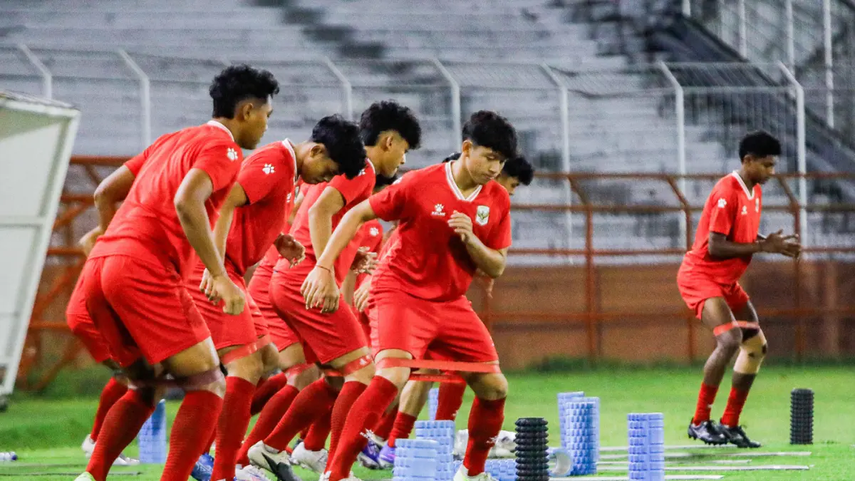 Sejumlah pemain Timnas Indonesia U-17 mengikuti latihan menjelang laga ASEAN U-17 Boys Championship di Lapangan Stadion Gelora 10 November, Surabaya, Jawa Timur, Minggu (12/4/2026). (Riana Setiawan / Jawa Pos)